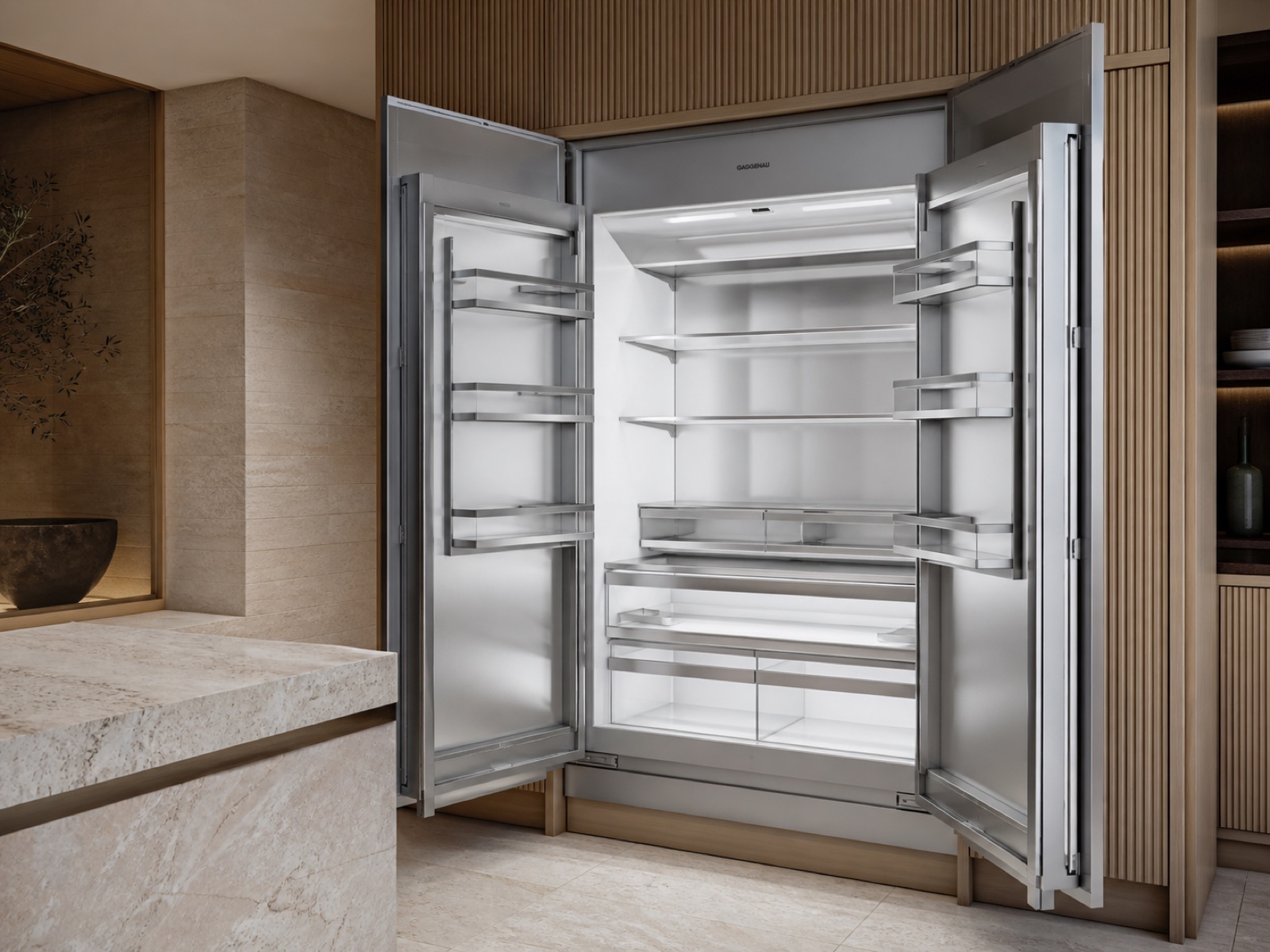 Frigorífico Gaggenau abierto en una cocina de alta gama
